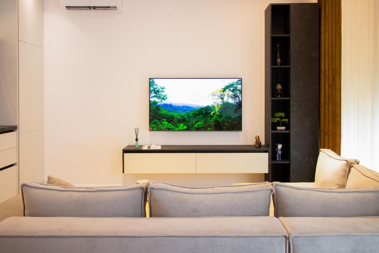 Luxury Rooftop 23 Bed & Breakfast Tirana Exterior photo